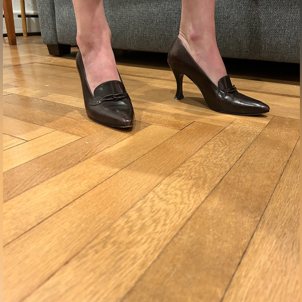Vintage Stuart Weitzman loafer style heels in brown. Size 7.5